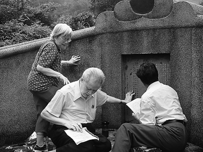 2005年，麦英豪（中）与夫人黎金（左）参加广州市第四次文物普查。