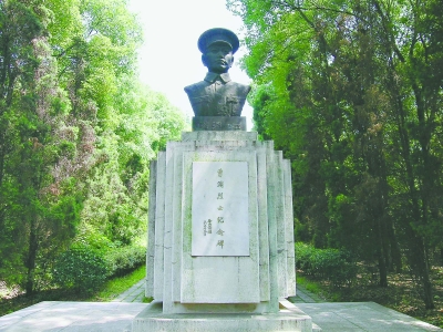 曹渊纪念雕像