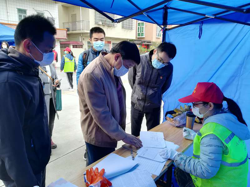 白云区纪委监委第十六专项督导组在人和镇明星村检查村口值守记录情况。