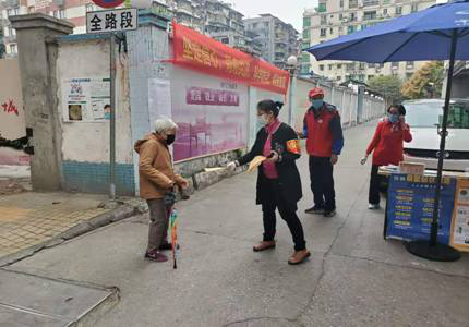 西片社区监察站站长陈颖（右三）在封闭管理卡口工作。