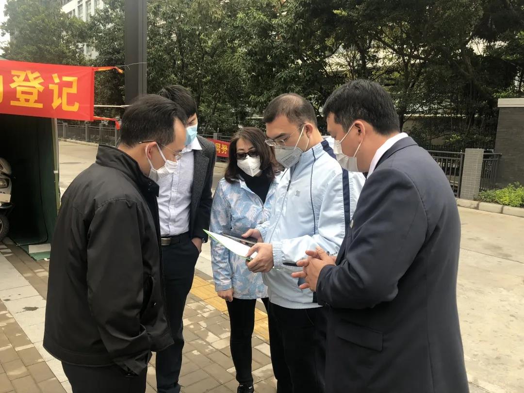 天河区纪委监委监督检查组在街道社区检查复工复产工作推进情况。