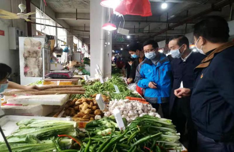 日前，番禺区纪委监委对全区农贸市场、活禽档口疫情防控情况展开专项督查，图为区纪委监委干部一行到洛浦街东乡村南浦丽江农贸市场检查督导。