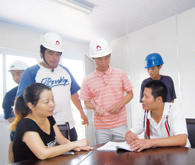 俞德坤（右）调解建筑工地纠纷（资料图片）