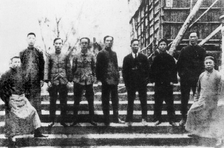 1925年7月3日，省港罢工委员会成立，图为委员会部分成员合影。左五为苏兆征，左六为邓中夏