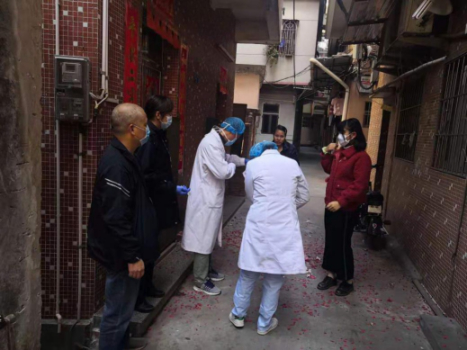 何健颜组织社区人员上门对该户人家进行体温检测