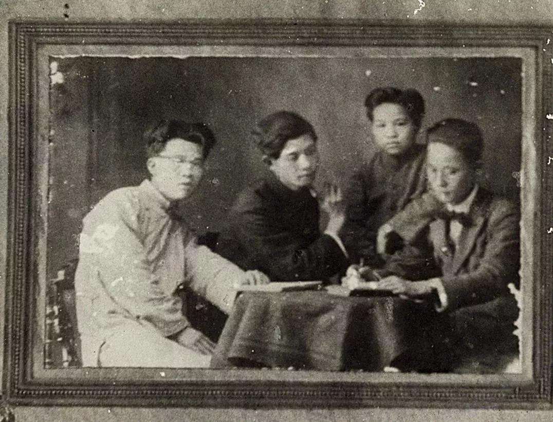 1923年 阮啸仙与团广东区委同志合影