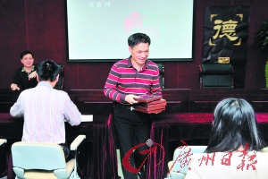 广州市荔湾区政务办主任刘允强在工作之中