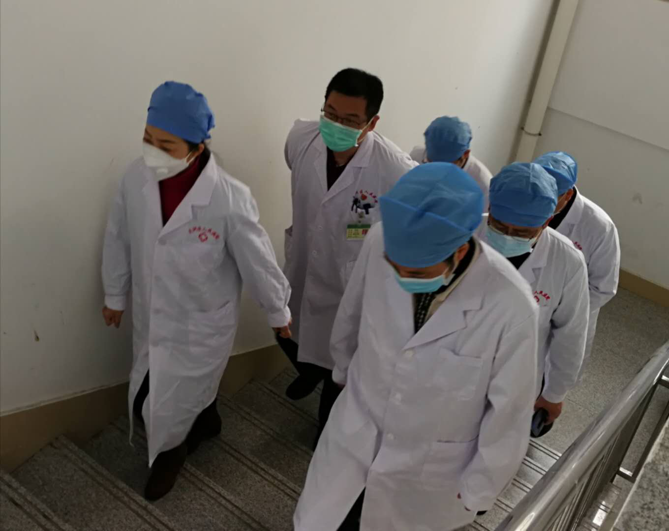 天河区新冠肺炎防治组成员正在“扫楼”,左一为尹霞