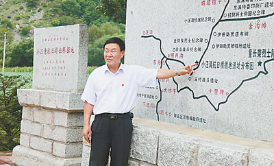 在吉林省汪清县小汪清抗日游击根据地遗址，金春燮向参观者介绍抗战历史。资料图片