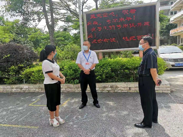 从化区纪委监委到河东中学监督检查中考疫情防控措施落实情况。李冬梅 摄.jpg